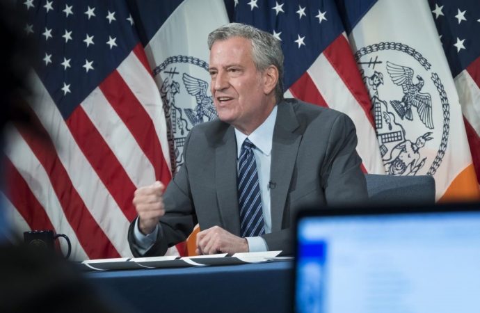 De Blasio permite reuniones de protesta debido a la angustia por “400 años de racismo estadounidense”