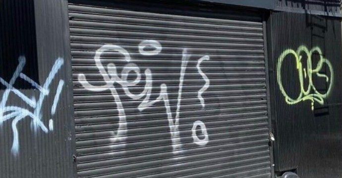 El propietario judío de la marca de moda pretende convertir el vandalismo de la tienda en obras de arte
