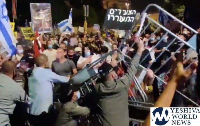 Cientos de manifestantes de izquierda frente a la casa del primer ministro en Jerusalem
