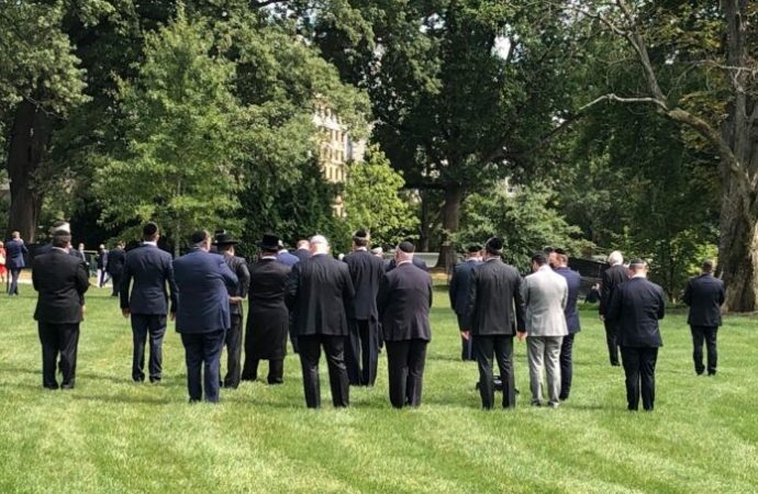 Minián grande para Minjá en el césped de la Casa Blanca