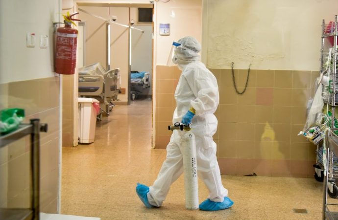 Escuelas cierran a medida que las nuevas infecciones superan las 5.500