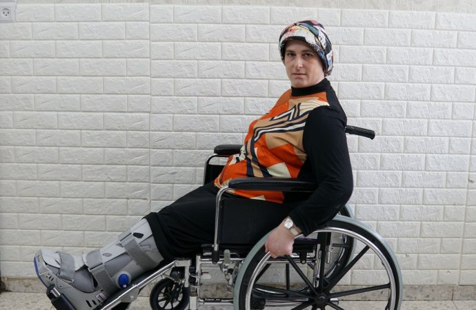 Una lesión la dejó en silla de ruedas y necesita ayuda para realizarse una cirugía
