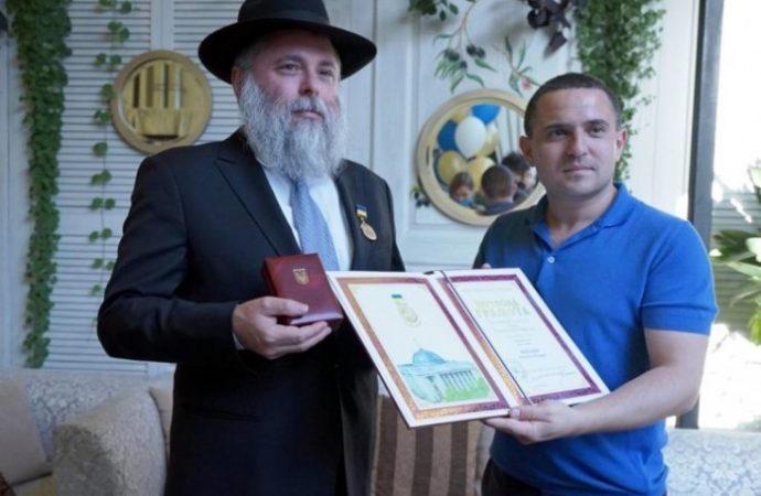 Por primera vez en la historia del Parlamento de Ucrania, el rabino recibió la medalla de honor
