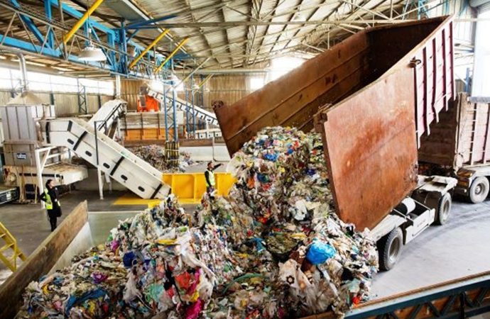 Compañía israelí convierte basura en perchas que se utilizan en tiendas de moda de todo el mundo