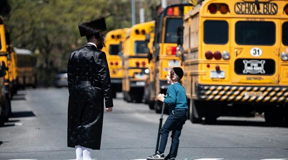 Las escuelas judías diurnas y las Yeshivot permanecen abiertas mientras las escuelas públicas de Nueva York cierran