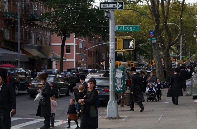 Los judíos jasídicos de Nueva York continúan celebrando grandes bodas a pesar de las reglas de COVID