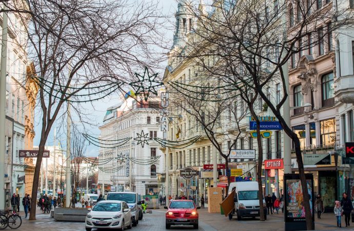 Mujer amenaza al rabino con un cuchillo en una calle de Viena y le roba la kipá