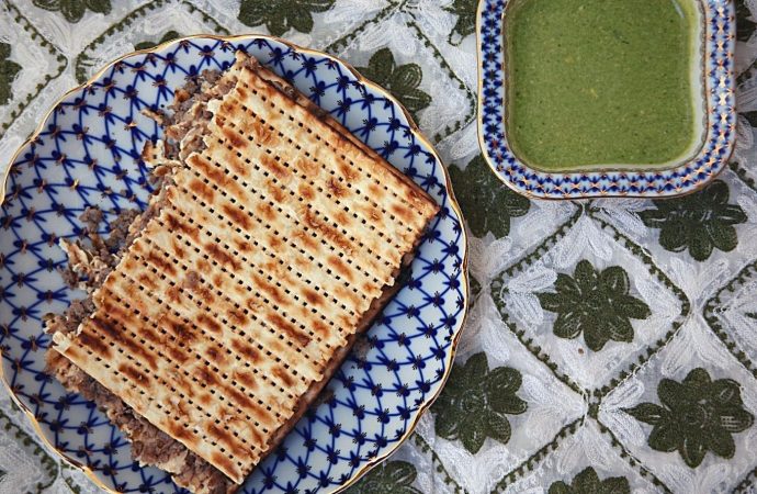 Este querido pastel de carne de Pésaj siria es una comida muy reconfortante