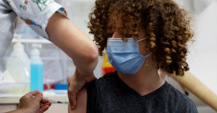 Casos escolares de COVID-19 impulsan a los padres israelíes a vacunar a sus hijos