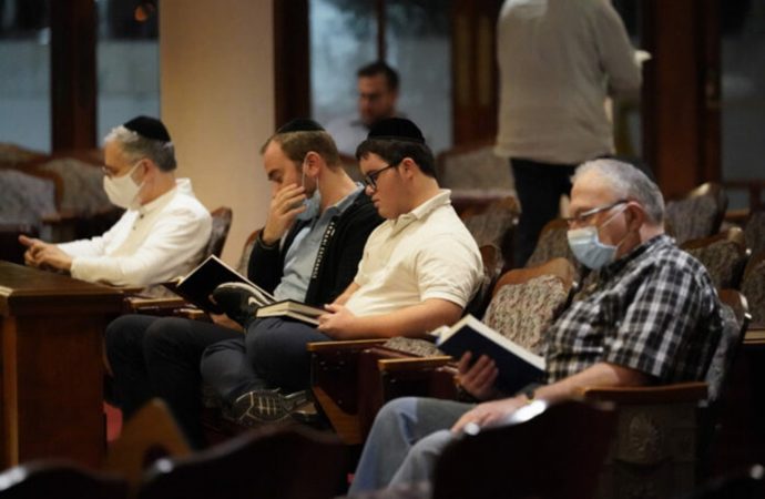 La comunidad judía reza por milagros después del colapso del condominio en Surfside