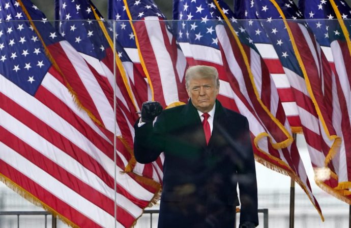 Facebook suspende a Trump durante 2 años