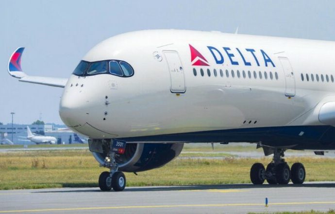 18 chicas observantes iniciaron dos vuelos en Amsterdam por un funcionario de aerolínea antisemita