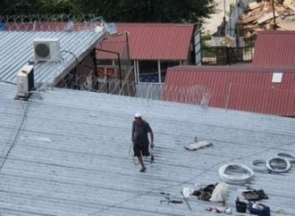 Bobinas de alambre colocadas en el techo del Rav Najman Tzion en Uman