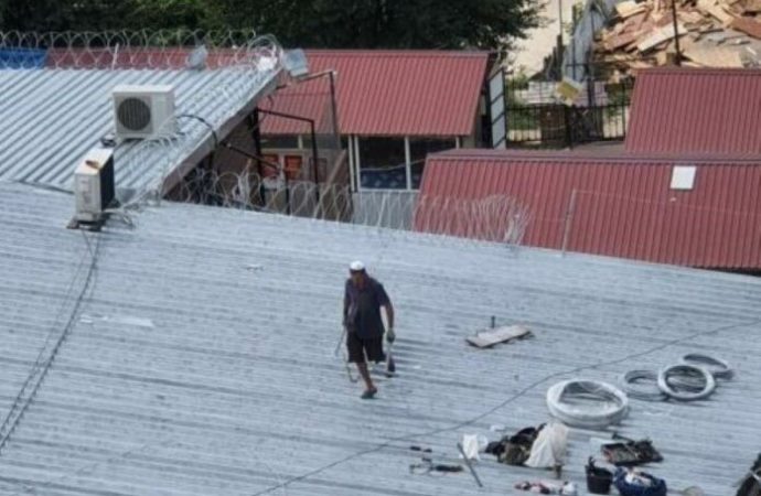 Bobinas de alambre colocadas en el techo del Rav Najman Tzion en Uman