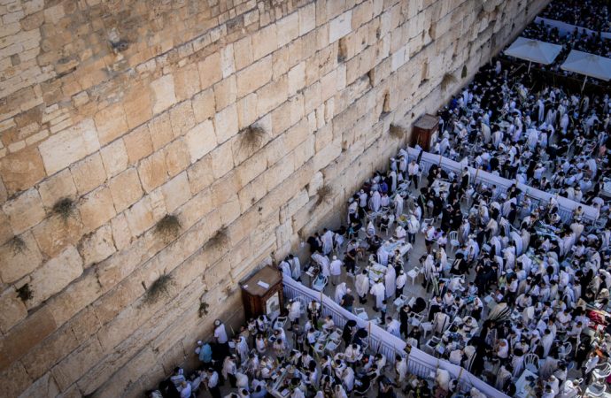 Miles de personas se reúnen para Birkat Kohanim en el Kotel en el primer día de Jol Hamoed