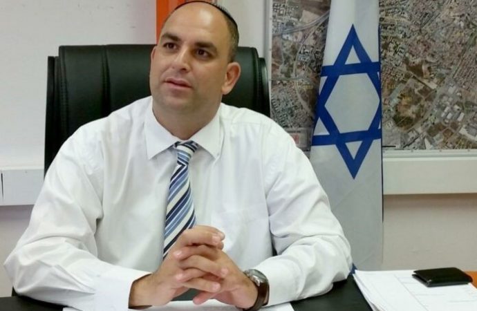 El alcalde de Lod revisó sus Tefilín después de la lesión y se sorprendió por los resultados