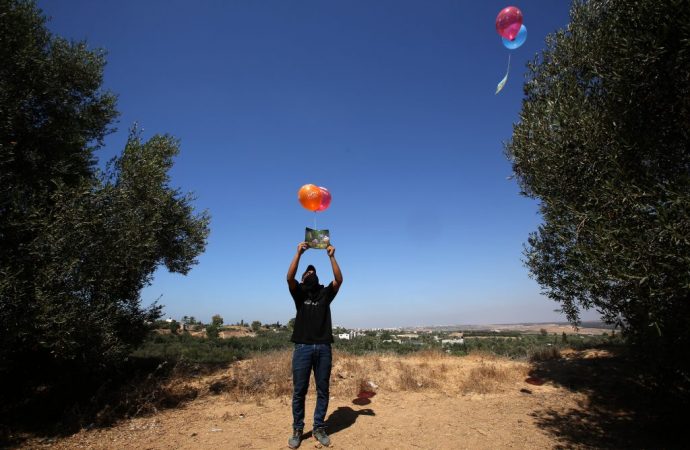 Los terroristas de Gaza continúan lanzando globos incendiarios