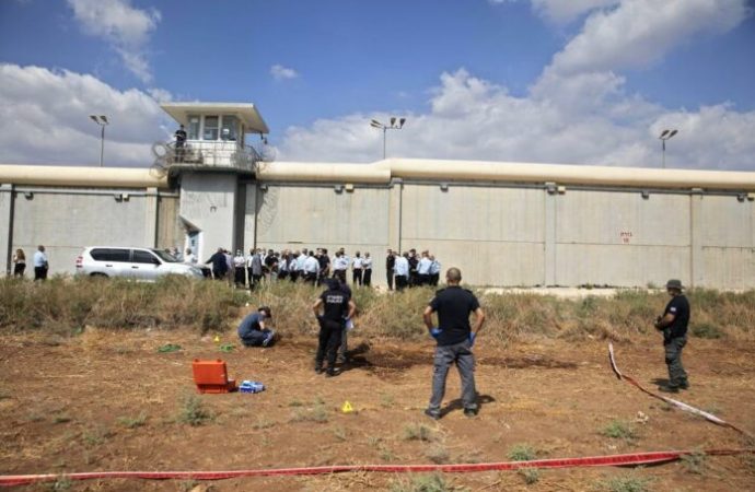 Prisioneros árabes se amotinan y prenden fuego en las celdas mientras continúa la persecución de los fugitivos