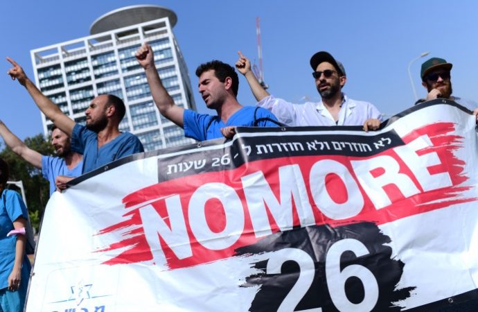 Israel: Después de una amenaza, cientos de médicos internos renuncian