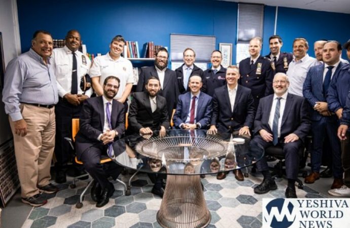 El comisionado de la policía de Nueva York visita la Ieshivá de Flatbush para anunciar el arresto por delitos de odio