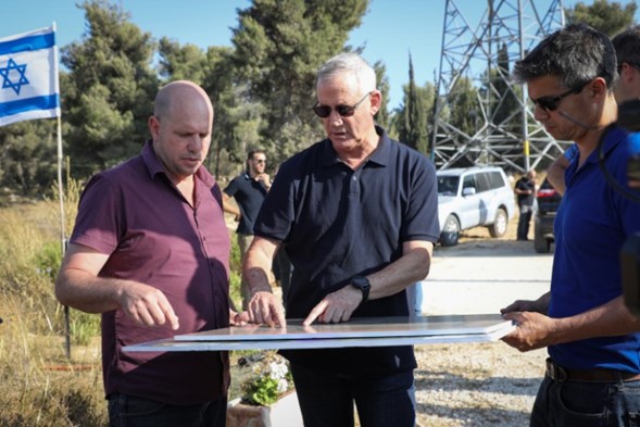 Para apaciguar a la Autoridad Palestina, Gantz elimina la iniciativa que permite a los colonos comprar tierras de forma privada