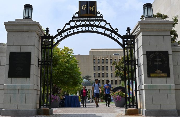 Después de que la réplica de la Torá de la fraternidad fuera destruida, los estudiantes judíos de GWU planean una manifestación contra el antisemitismo