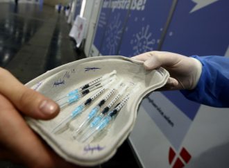 No importa la edad que tenga, dos inyecciones de la vacuna Pfizer no duran
