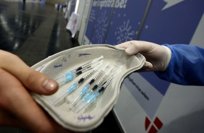 No importa la edad que tenga, dos inyecciones de la vacuna Pfizer no duran