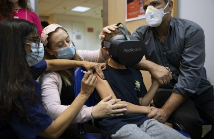 Israel comienza a administrar inyecciones de COVID a niños de 5 a 11 años