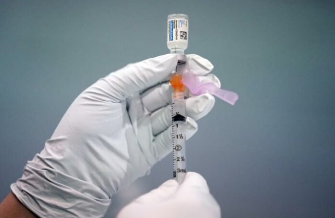 El panel de los CDC recomienda las vacunas Pfizer y Moderna en lugar de la inyección de J&J, que puede causar coágulos de sangre raros