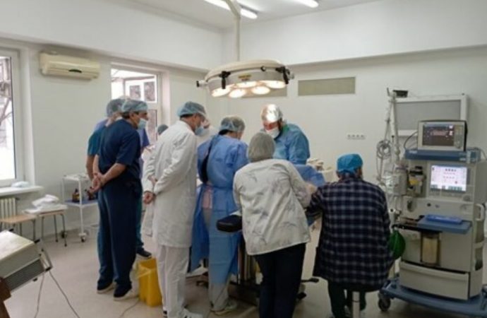 Esperanza en medio del dolor: Un niño judío ingresa al Brit de Avraham Avinu en Moldavia