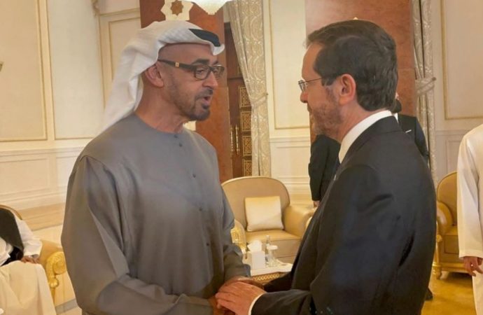Herzog transmite las condolencias de Israel en Abu Dhabi por la muerte del presidente de los Emiratos Arabes Unidos