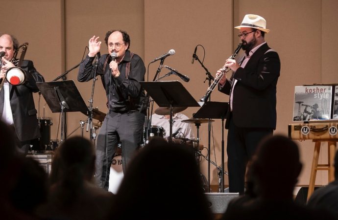 Cómo aprendí a dejar de quejarme y amar el renacimiento del yiddish
