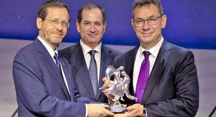 El jefe de Pfizer, Albert Bourla, gana el “Nobel Judío” y dona el dinero para un museo del Holocausto