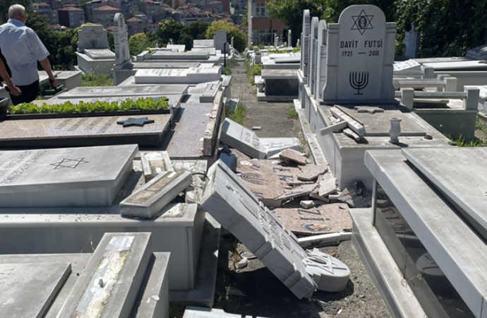 Decenas de tumbas judías dañadas en cementerio turco de 600 años de antigüedad