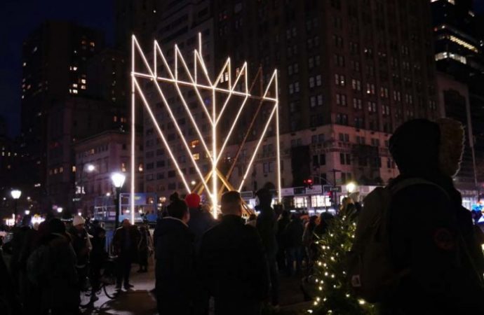 El alcalde Adams y el embajador Erdan encienden la menorá más grande del mundo en la calle 59