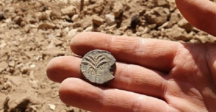 Arqueólogos encuentran antigua moneda hebrea que data de la rebelión judía contra Roma: ‘Segundo año de la libertad de Israel’
