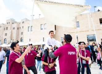 <strong>La buena acción del día.</strong> 120 nuevos jóvenes judíos celebran su Bar Mitzvah en el Kotel con el Colel Jabad