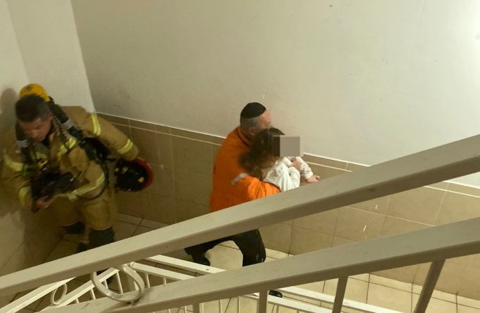 Héroes: Padre e hijo salvan a una familia del incendio de Jerusalem