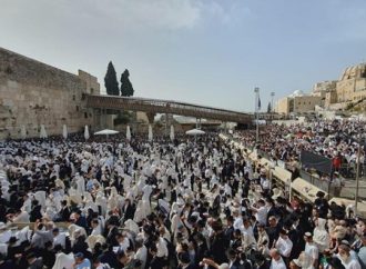 <strong>Videos y fotos.</strong> En la sombra del terror, miles asisten a Bircat Kohanim en el Kótel
