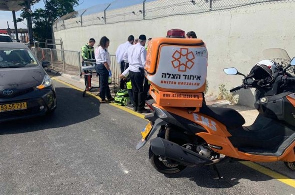 Arabe de la Autoridad Palestina sin vida revivido por guardias de seguridad y técnicos de emergencias médicas en el cruce fronterizo