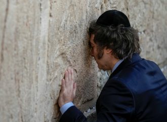 Javier Milei de Argentina aterriza en Israel, anuncia traslado de embajada a Jerusalem, visita el Kótel y se reúne con Herzog