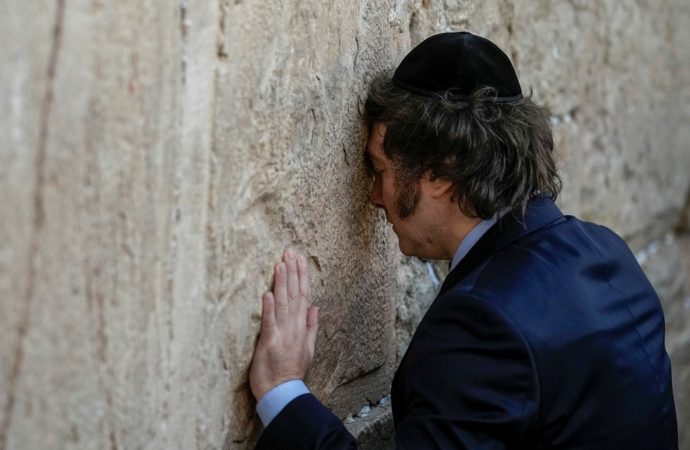 Javier Milei de Argentina aterriza en Israel, anuncia traslado de embajada a Jerusalem, visita el Kótel y se reúne con Herzog
