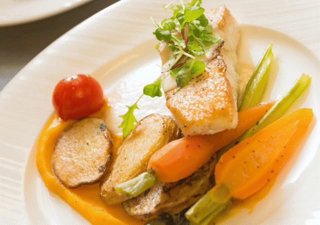 Pescado guisado con salsa de huevo y limón