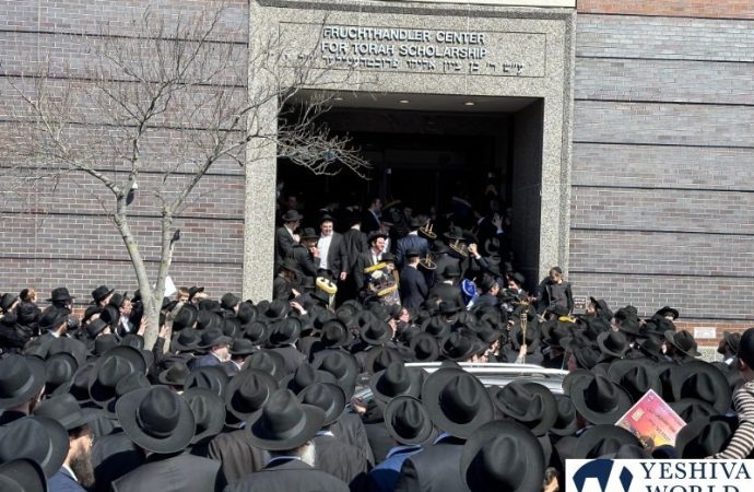 Flatbush: Miles de personas participan en Hajnasat Séfer Torah en Yeshivá Jaim Berlin [videos y fotos]