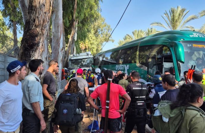 Un camión se estrella contra una parada de autobús cerca de la base de las FDI en Glilot