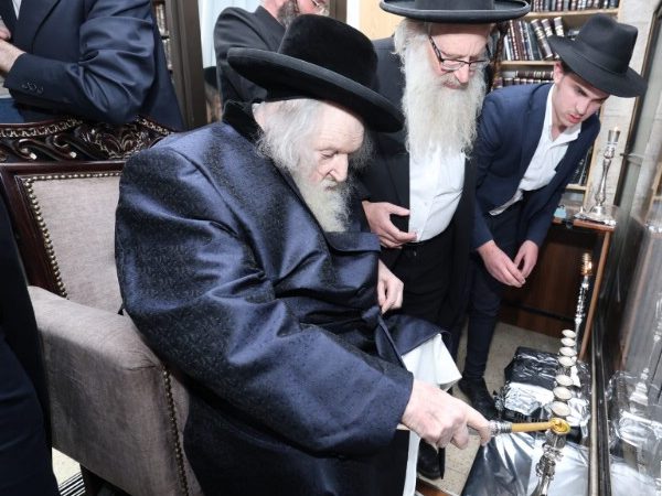 Hagaón HaRav Moshe Shternbuch en la primera noche de Janucá