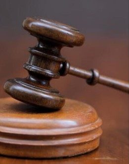 Bobov, Jabad y Satmar presentan una masiva demanda federal por derechos civiles contra los departamentos de educación del estado y la ciudad de Nueva York