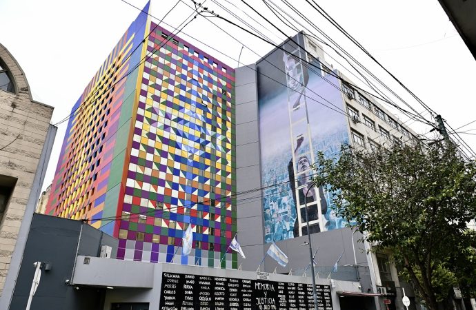 “Colores de AMIA”, la obra que David Petroni pintó sobre el edificio de Pasteur 633, compite para ser declarada mejor mural del mundo