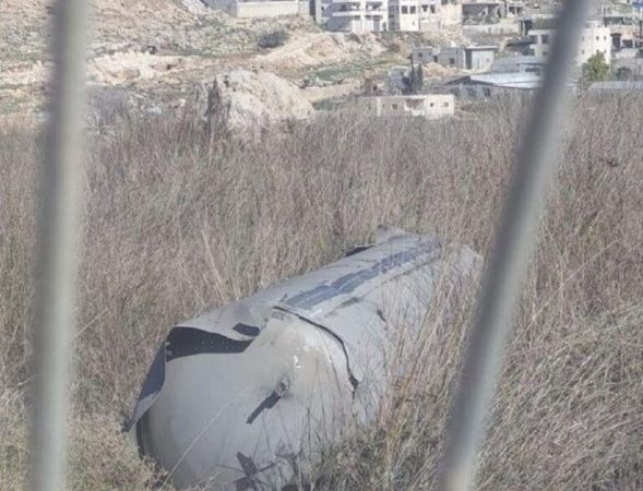 Los hutíes disparan dos misiles en Shabat y caen metralla cerca de Beitar Illit